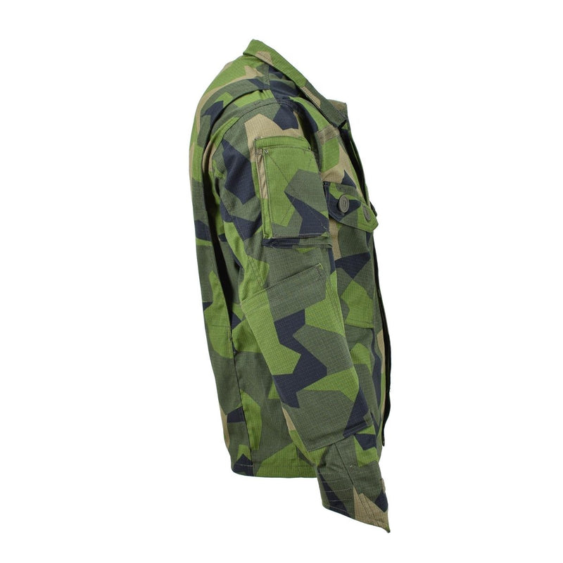 Side view of TACGEAR Swedish military style commando field jacket in splinter camouflage with pockets and reinforced elbows