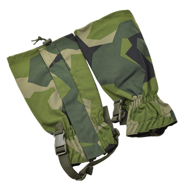 Waterproof TACGEAR gaiters in Swedish army M90 splinter camo with metal hooks, one size fits all outdoor protection.